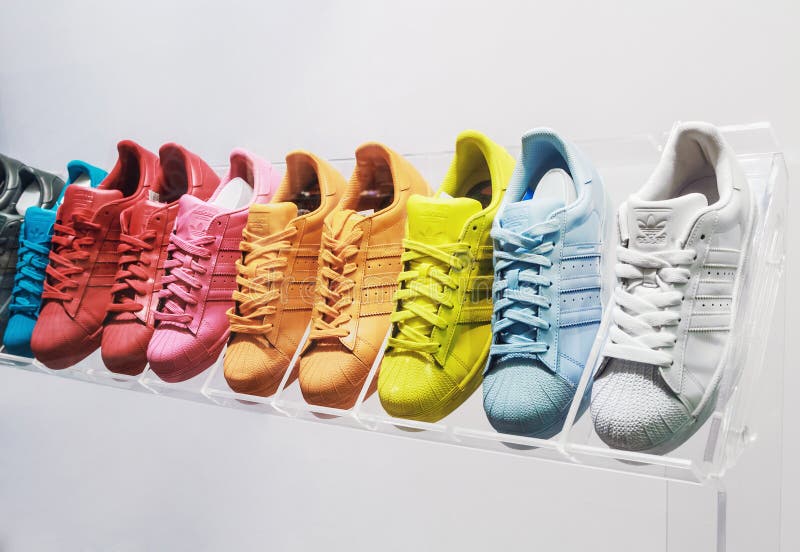 Zapatillas de deporte de Adidas Originals en una zapatería fotografía de archivo libre de regalías Zapatillas de deporte de Adidas Originals en una zapatería fotografía de archivo libre de regalías