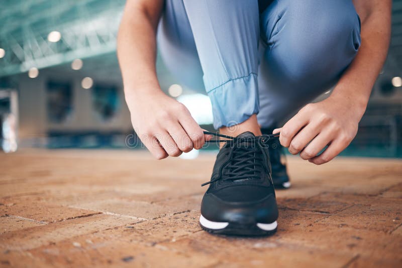 Zapatos de encaje fitness y mujer en el suelo para hacer ejercicio