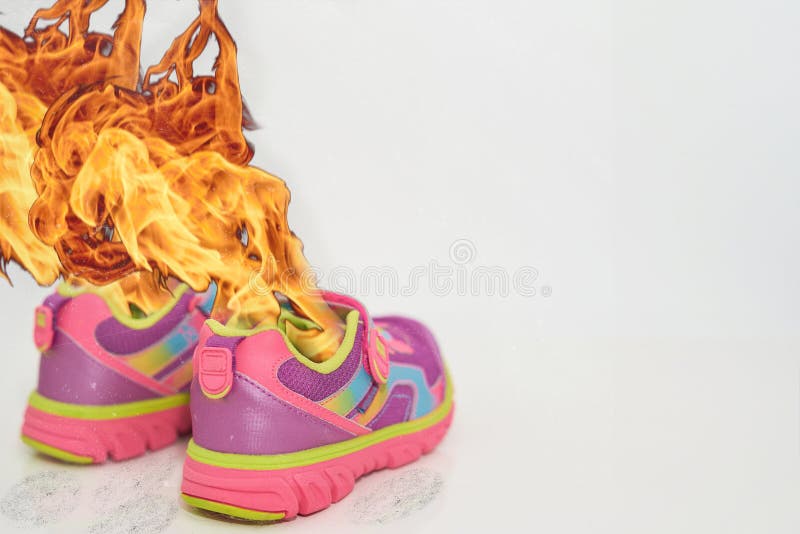 Zapatillas De Tenis De Colores Para Niños En El Piso Visión Trasera Foco Suave Fuego Quemar Foto de archivo Imagen de vaqueros, colorido: