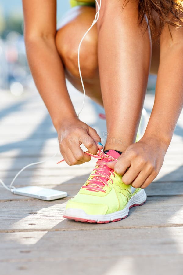 Zapatillas Deportivas - Mujer Que Ata El Primer De Los Cordones De