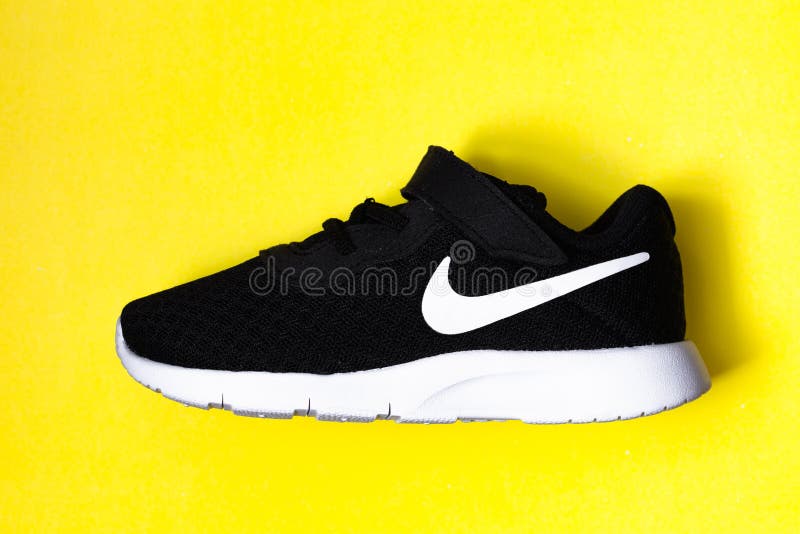 Zapatillas Nike Tanjun Tdv Negras Para Niño Imagen editorial - Imagen de  bebé, aptitud: 218129800