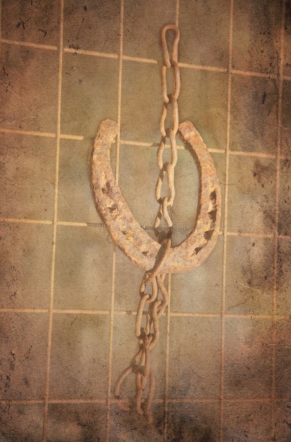 Zapato afortunado del caballo en un encadenamiento. foto de archivo libre de regalías Zapato afortunado del caballo en un encadenamiento. foto de archivo libre de regalías