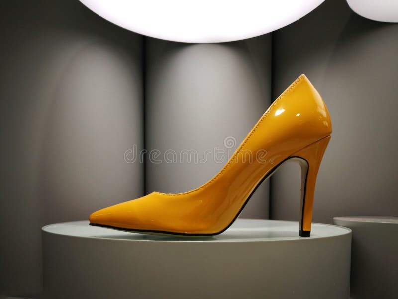 Zapato amarillo brillante del tacón alto fotografía de archivo Zapato amarillo brillante del tacón alto fotografía de archivo