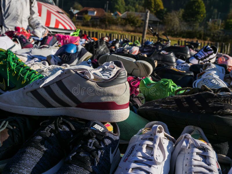 Zapatos Usados a La En El Mercado Local. Fotografía editorial - Imagen de 231213927