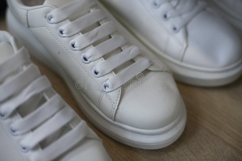 Adaptación Surtido esta noche Zapatos Blancos. Zapatos Baratos Chinos En La Tienda Imagen de archivo -  Imagen de escaparate, cuero: 233395207