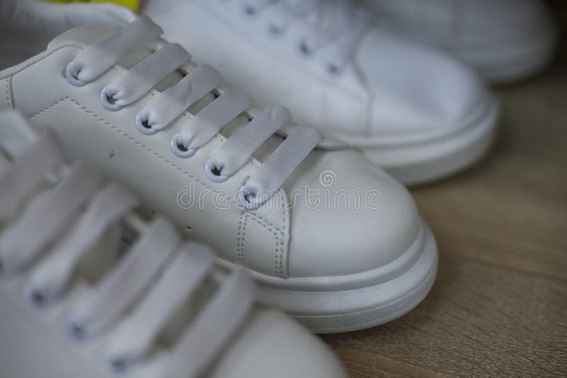 Blancos. Zapatos Baratos Chinos En La Tienda Imagen de archivo - Imagen de escaparate, 233395207