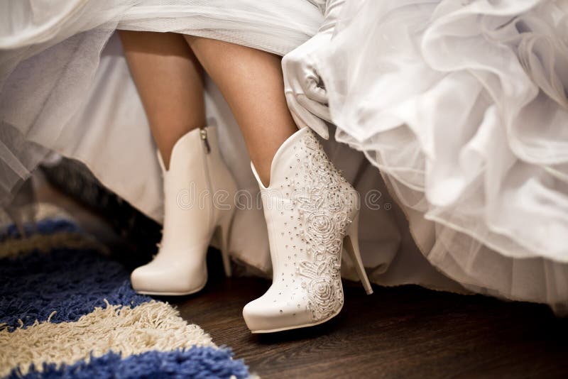 Zapatos blancos de la boda fotos de archivo libres de regalías Zapatos blancos de la boda fotos de archivo libres de regalías