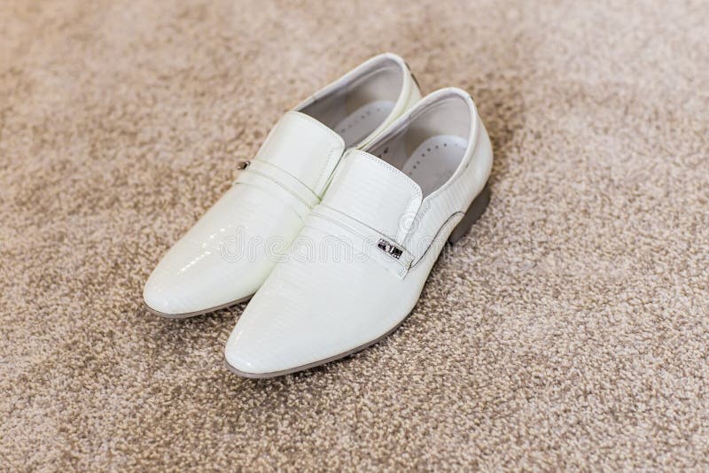 Zapatos Blancos De Los Hombres Foto archivo - Imagen de arranque, calzado: