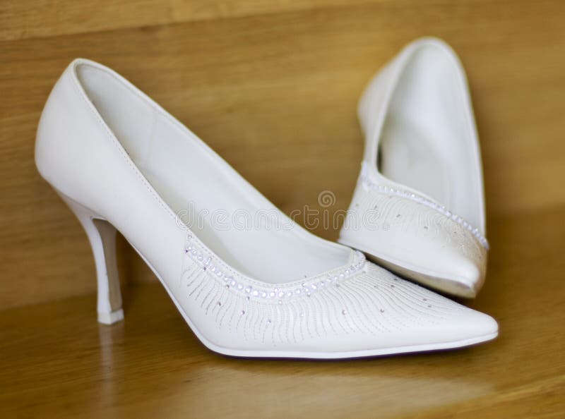 fascismo Hito colgar Zapatos Blancos Para La Boda Foto de archivo - Imagen de casado, rinoccio:  15350652