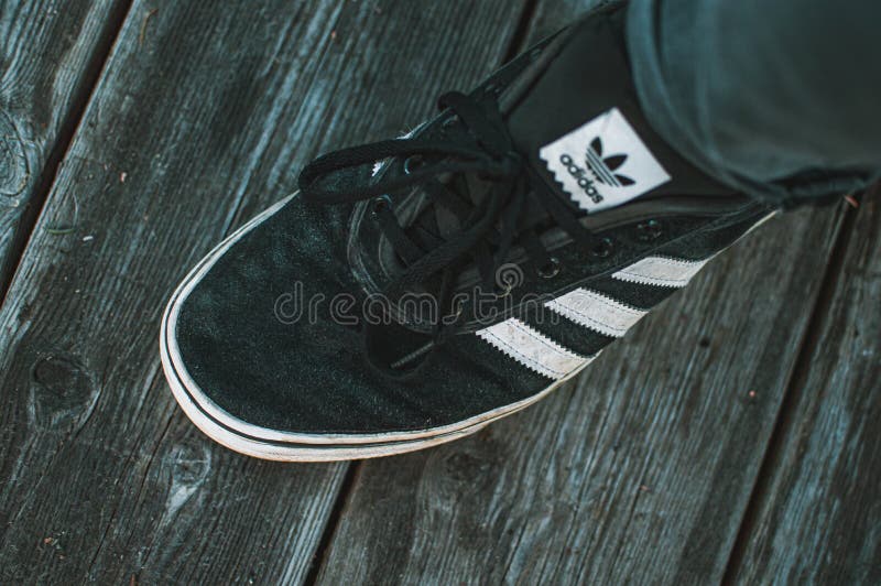 Zapatos adidas negros imagen editorial. Imagen de 177003340