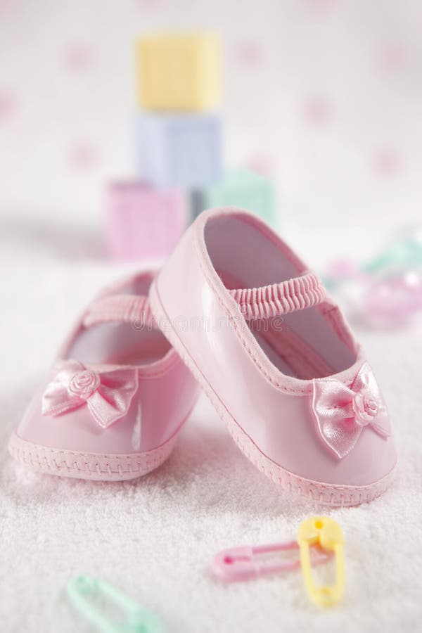 Zapatos de bebé rosados de archivo. Imagen de calzado - 21207966