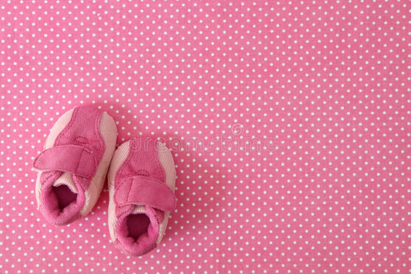 Zapatos de bebé rosas fotografía de archivo