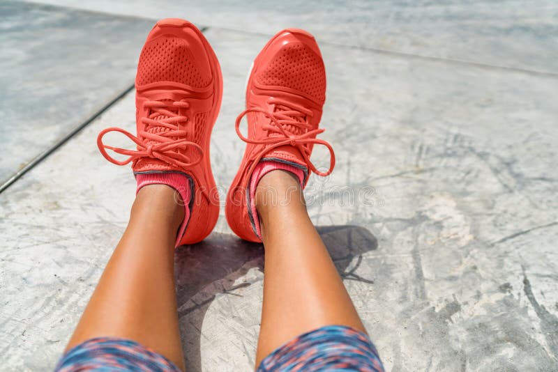 Zapatos De Correr Mujeres De Moda En Color Pantone Del Año 2019 Naranja Coral. Zapatillas Deporte Imagen de archivo - Imagen de ejercicio, pies: 231323377