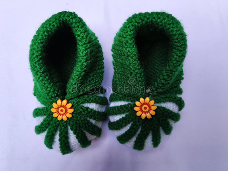 Zapatos De Lana Verdes Y Blancos Hechos Mano Para Bebé Foto de archivo - Imagen de amarillo, cielo: 104556570
