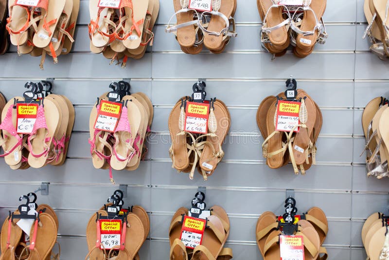 Zapatos Las Sandalias En La Tienda Imagen de - Imagen estilo, venta: 60372217