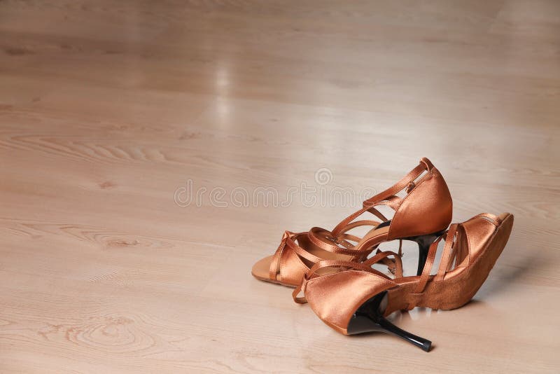 Zapatos De Mujer Para Latino Y Tango En La Pista De Baile. Foto de archivo - Imagen de rumba, salsa: 214937166