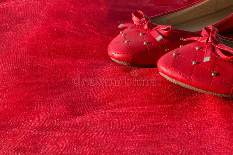 Zapatos De Mujeres Rojas De Cuero Sobre Un Fondo Rojo. Moda Concepto De Moda Mínimo Accesorios De Zapatos Mujeres. Hermosa Mu Foto de archivo - Imagen de hembra, pares: 179369172