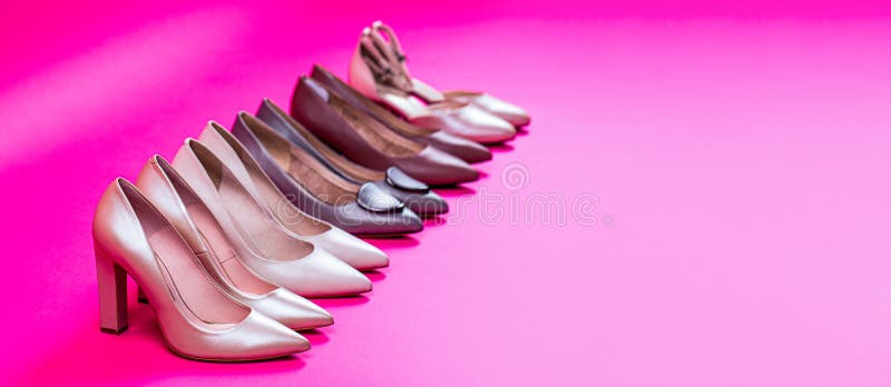Zapatos De Mujeres De Tacón En Fondo De Mujer De Moda Aislados En La Caja De Color Rosa. Vista Desde Arriba. Para Za Imagen de archivo - Imagen de