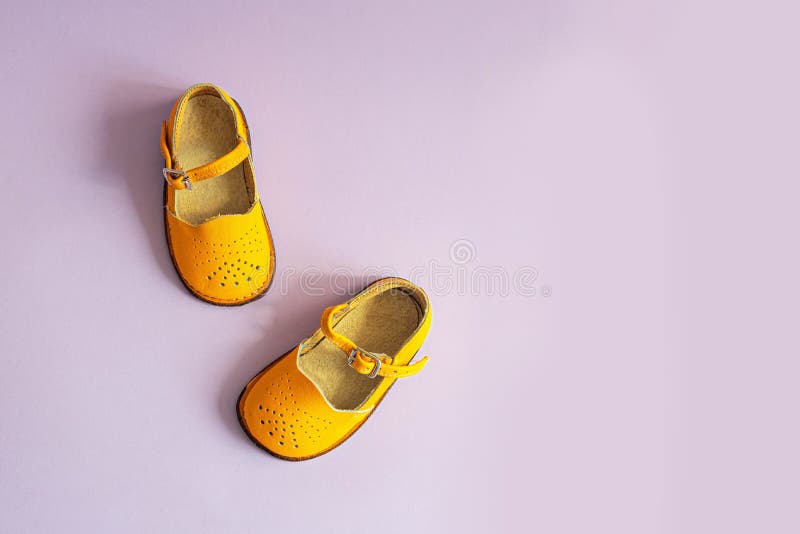 Zapatos De Niños Amarillos Brillantes En El Fondo Lila Con Espacio De Copia Concepto Ropa Para Bebés Vista Superior, Posición Foto de archivo - Imagen de muchacho, nadie: 197660436