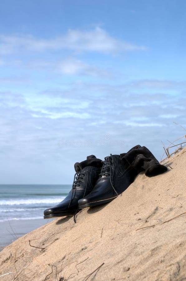 Zapatos De Vestir En La Playa Fotos de stock - Fotos libres de regalías de  Dreamstime