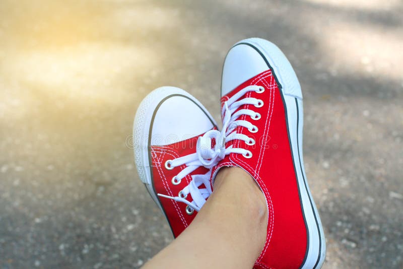 Zapatos Zapatillas De Tenis De Tela Roja En Pies De Mujer Foto de archivo - Imagen de conceptual: 153773614