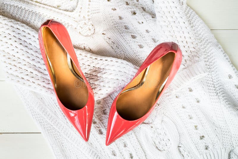 Zapatos del estilete o suéter del tacón alto y blanco imagen de archivo Zapatos del estilete o suéter del tacón alto y blanco imagen de archivo
