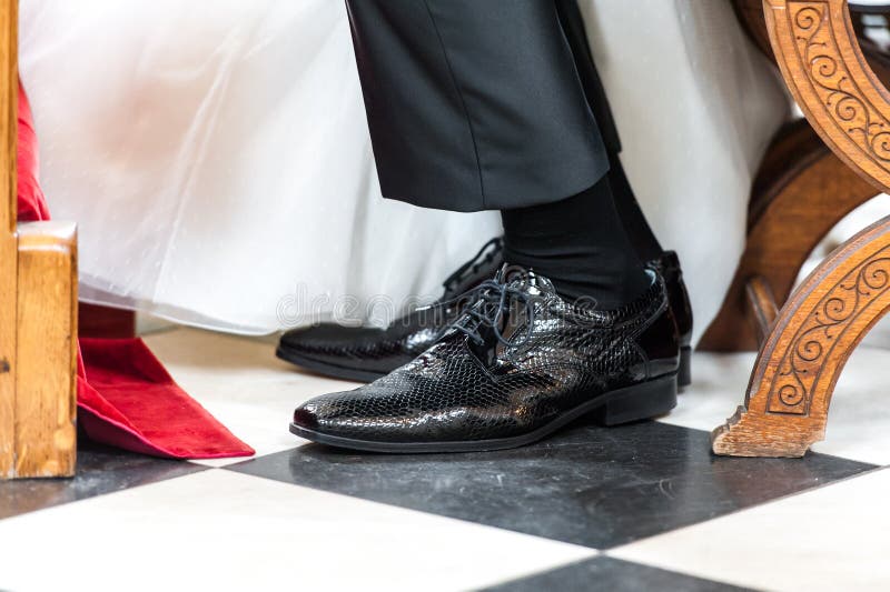 Zapatos del novio el día de boda en iglesia foto de archivo libre de regalías Zapatos del novio el día de boda en iglesia foto de archivo libre de regalías
