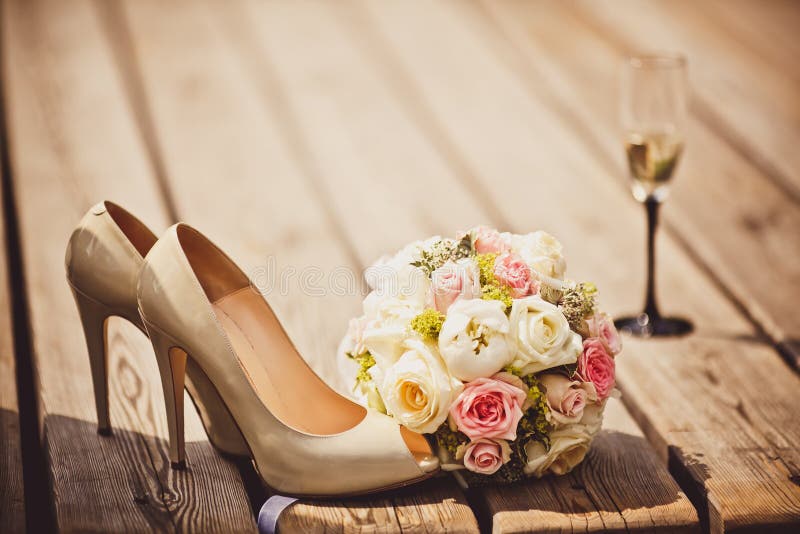 Zapatos del ramo y de la novia de la boda