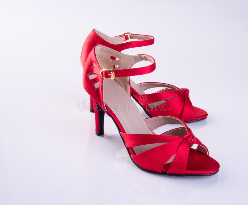 Zapatos Del Zapato De La Mujer Del Color Rojo En Fondo Imagen de archivo - Imagen de aislado, calzado: 107271633