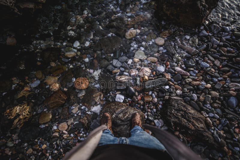 Zapatos desde arriba en roca con agua imágenes de archivo libres de regalías Zapatos desde arriba en roca con agua imágenes de archivo libres de regalías