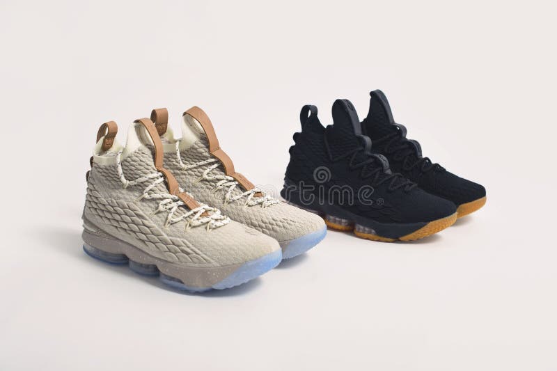 Ananiver Inmersión Conciliador De Color Beige, Zapatos De Lujo Del Deporte Del Baloncesto Lebron Xv Nike  Abatidos En El Fondo Blanco. Rusia Krasnoyarsk 19 De Dic Fotografía  editorial - Imagen de lujo, calzado: 173771597