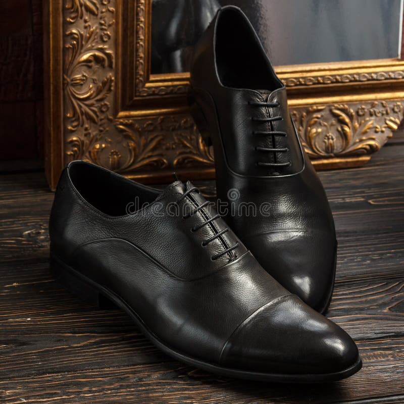 Zapatos Negros De Los De Oxford Con El Marco Más Biedermeier De Oro Imagen de archivo - Imagen de estilo, desgaste: 135979641