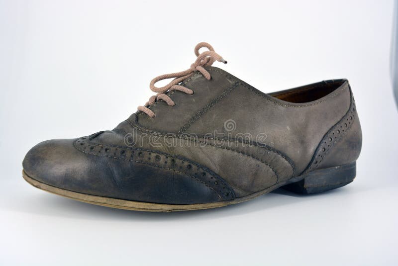 Genuino Apropiado Imposible Zapatos Oxford Con Cordones Grises En Un Talón Plano. Zapatos De Mujer Gris  En Una Fijación Involuntaria. Imagen de archivo - Imagen de calzado,  arrancar: 211296933