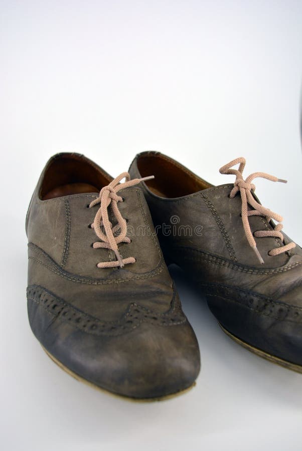 aislamiento Continente Volcánico Zapatos Oxford Con Cordones Grises En Un Talón Plano. Zapatos De Mujer Gris  En Una Fijación Involuntaria. Foto de archivo - Imagen de arranque, negro:  211296966