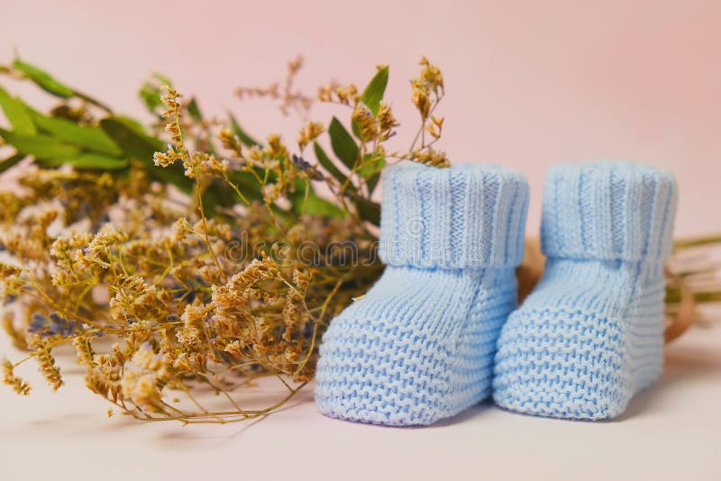 Zapatos Para Bebés Para Recién Nacidos Concepto De Del Bebé Imagen archivo - Imagen de poco, knitted: 171258273