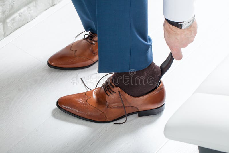 El Hombre Lleva Calcetines Negros Estilo Del ` S De Los Hombres Foto de  archivo - Imagen de pierna, negro: 106335964