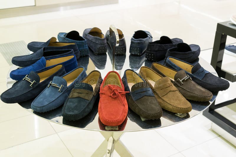 Zapatos Para Hombre Del Verano Del Ante En Tienda Foto de archivo - de departamento, hombres: 99928960