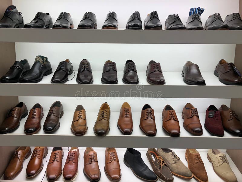 Zapatos Hombre Para La Venta Foto de archivo editorial - de estante, alineada: 114248548