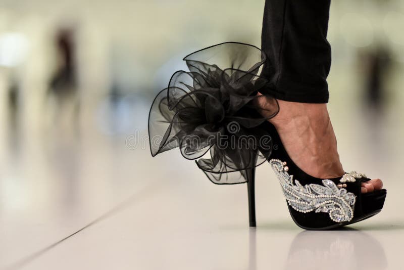 Zapatos Para Mujer Elegantes Del Tacón Alto Del Diseño Foto de archivo Imagen de negro, piernas: 79579648
