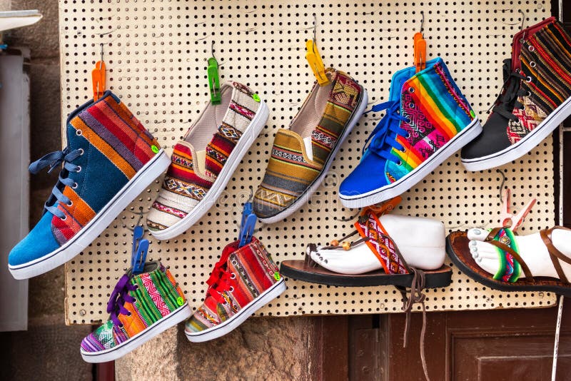 Zapatos Peruanos Latinoamericanos Coloridos En Cusco Peru Imagen de archivo - Imagen de zapato, 194231175