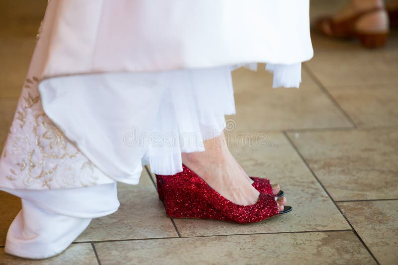 Ausencia Jarra plan de estudios Zapatos Rojos De La Boda De La Novia Foto de archivo - Imagen de amor,  mujer: 40027356