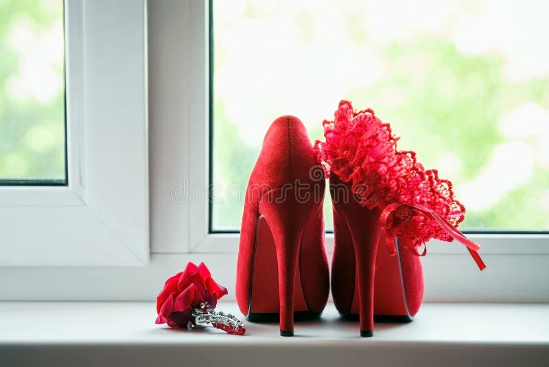 Zapatos Rojos De Mujer En El Umbral De La Boda, Boutonniere Foto de archivo - Imagen de soporte:
