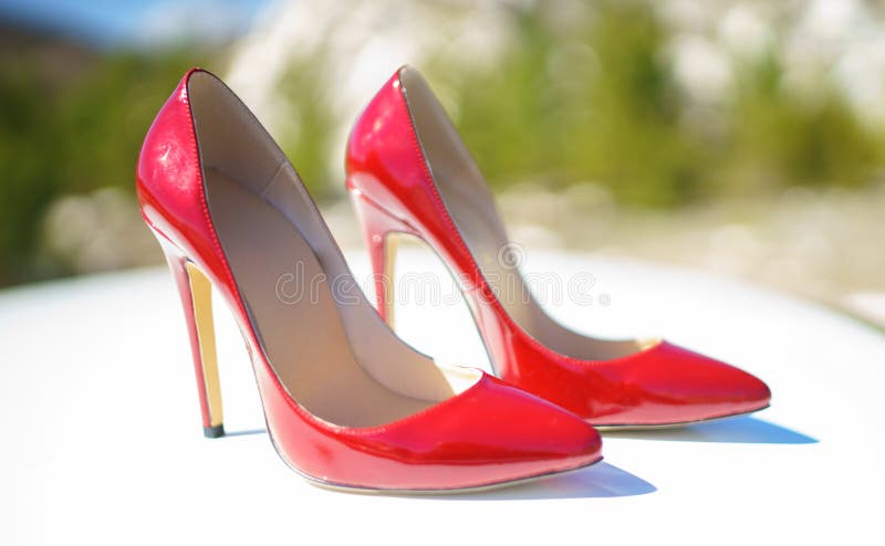 Zapatos Rojos Los Tacones Altos De Las Mujeres Rojas Del Charol Foto de - Imagen de extracto, manera: 150723626