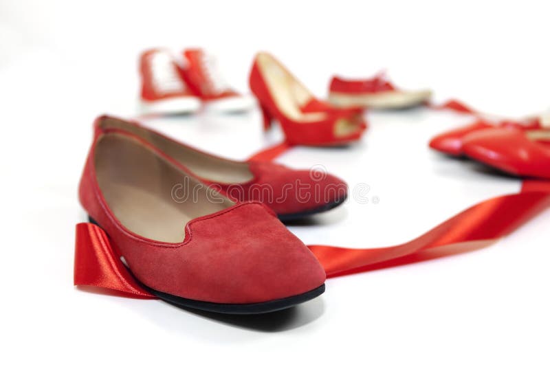 Zapatos Rojos, Un Femicide Del Foto de archivo - Imagen de vario, cascos: 73288790