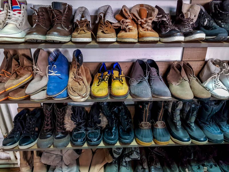 Zapatos Usados En Filas En Una Tienda Local De Segunda Mano Imagen de  archivo editorial - Imagen de pobre, calzado: 171875049