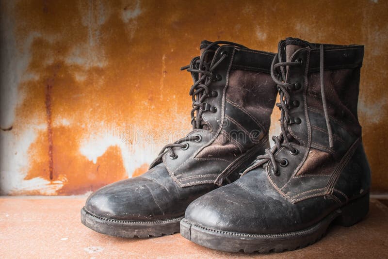 Botas Militares Viejas En La Tabla Foto de archivo - Imagen de grunge