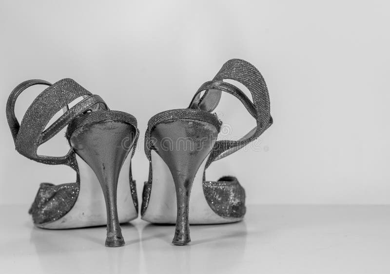 Canal Del Norte ven Zapatos Viejos Del Tango De La Mujer Del Entrenamiento - Usados Totalmente  Foto de archivo - Imagen de primer, arte: 82562396