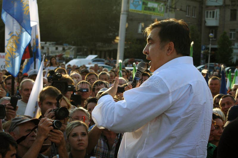 ZAPORIZHIA, †de UCRÂNIA “21 de setembro de 2017: Reunião política de Mikheil Saakashvili com os povos no quadrado no centro de fotos de stock ZAPORIZHIA, †de UCRÂNIA “21 de setembro de 2017: Reunião política de Mikheil Saakashvili com os povos no quadrado no centro de fotos de stock