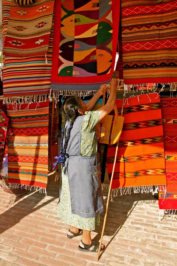 Zapotec Rugseller, Teotitlan imagens de stock royalty free Zapotec Rugseller, Teotitlan imagens de stock royalty free