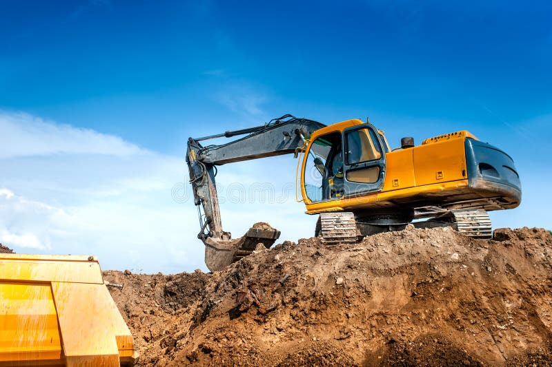 Zappatore del cantiere, escavatore ed autocarro con cassone ribaltabile industriale immagini stock libere da diritti Zappatore del cantiere, escavatore ed autocarro con cassone ribaltabile industriale immagini stock libere da diritti